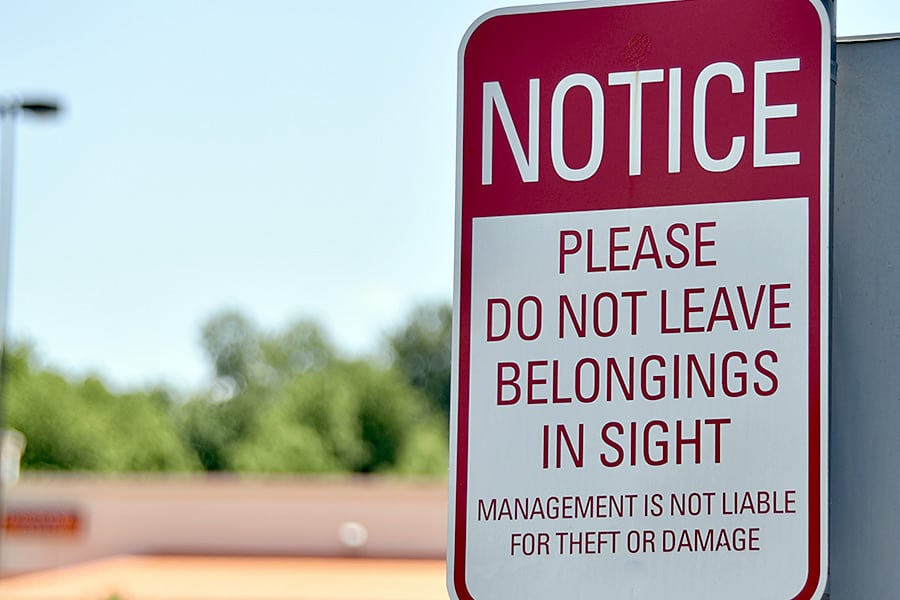 Warning sign to not leave belongings in sight